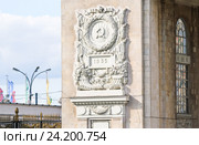 Барельеф на пилоне Главного входа в ЦПКиО им. Горького (2012 год). Редакционное фото, фотограф Алёшина Оксана / Фотобанк Лори