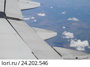 Крыло самолёта Airbus A319 в небе (2016 год). Редакционное фото, фотограф A Челмодеев / Фотобанк Лори