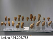 Глиняные фигурки Минойской эры в археологическом музее Ираклиона, Крит, Греция (2016 год). Редакционное фото, фотограф Алексей Сварцов / Фотобанк Лори
