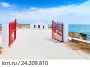 Agios Nikolaos. Open gate and white church (2016 год). Стоковое фото, фотограф EugeneSergeev / Фотобанк Лори
