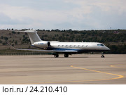 Самолет Gulfstream G650 в аэропорту (2016 год). Редакционное фото, фотограф Елена Олешко / Фотобанк Лори