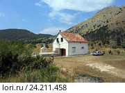 Дом с машиной в горах Черногории, Цетине (2015 год). Редакционное фото, фотограф Алексей Гусев / Фотобанк Лори