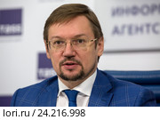 Заместитель министра культуры России Александр Журавский во время пресс-конференции в ТАССе (2016 год). Редакционное фото, фотограф Николай Винокуров / Фотобанк Лори