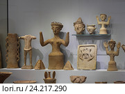 Глиняные фигурки Минойской богини с поднятыми руками в археологическом музее Ираклиона, Крит, Греция (2016 год). Редакционное фото, фотограф Алексей Сварцов / Фотобанк Лори