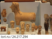 Глиняные фигурки Минойской эры в археологическом музее Ираклиона, Крит, Греция (2016 год). Редакционное фото, фотограф Алексей Сварцов / Фотобанк Лори