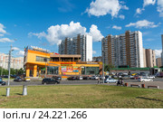 Moscow, Russia - July 09.2016. cityscape with Chayhona number 1 - network of Uzbek food restaurants in Mitino. Редакционное фото, фотограф Володина Ольга / Фотобанк Лори