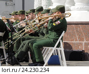 Духовой оркестр. Тромбонисты и трубачи в военной форме (2016 год). Редакционное фото, фотограф Павел Кулинич / Фотобанк Лори