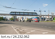 Поезд Московской монорельсовой транспортной системы на пересечении улиц Милашенкова, Фонвизина и Огородного проезда в Москве (2010 год). Редакционное фото, фотограф Алёшина Оксана / Фотобанк Лори