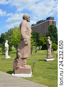 Скульптура «Ленин» (скульптор В. Д. Чазов, 1970-е, гранит) в парке искусств "Музеон" в Москве (2016 год). Редакционное фото, фотограф lana1501 / Фотобанк Лори