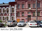 Волгоград. Дом купца Мишина (школа № 5). Волгнодонская улица, дома 11 и 13 (2016 год). Редакционное фото, фотограф Илюхина Наталья / Фотобанк Лори