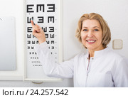 Optician showing symbols of Snellen chart. Стоковое фото, фотограф Яков Филимонов / Фотобанк Лори