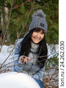 Beautiful young woman in winter forest. Стоковое фото, фотограф ElenArt / Фотобанк Лори