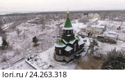 Церковь с зеленой заснеженной крышей и спальный микрорайон в городе Сегежа, Карелия (2016 год). Стоковое видео, видеограф Кекяляйнен Андрей / Фотобанк Лори