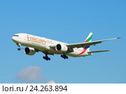 Самолет Boeing 777-300 (A6-EGU) Emirates Airline на глиссаде (2016 год). Редакционное фото, фотограф Виктор Карасев / Фотобанк Лори