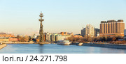 Панорама центра Москвы: Памятник Петру I на Москве-реке, кондитерская фабрика "Октябрь", Крымская набережная, парк "Музеон", Президент-отель, храм святителя Николая в Голутвине и колокольня, прогулочный теплоход на реке. Вид с Крымского моста. (2016 год). Редакционное фото, фотограф Олег Иванов / Фотобанк Лори