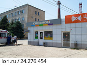 Скорая помощь стоит около павильона "Связной" в городе Котельниково Волгоградской области летом (2016 год). Редакционное фото, фотограф Светлана Шимкович / Фотобанк Лори