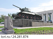 Волгоград. Танк Т-34 на площади Дзержинского перед центральной проходной тракторного завода (2016 год). Редакционное фото, фотограф Илюхина Наталья / Фотобанк Лори