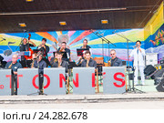 Музыканты джаз-бэнд Tonis играют на уличной сцене города Монтре (2014 год). Редакционное фото, фотограф Сергей Лабутин / Фотобанк Лори
