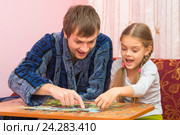 Папа и дочка радуются что нашли место для очередного элемента мозаики. Стоковое фото, фотограф Иванов Алексей / Фотобанк Лори