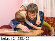 Дочка залезла на плечи папы пока папа собирает мозаику. Стоковое фото, фотограф Иванов Алексей / Фотобанк Лори