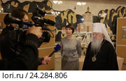 Митрополит Ювеналий и министр образования Московской области М. Б. Захарова дают интервью местной елекомпании (2016 год). Редакционное видео, видеограф Дмитрий Неумоин / Фотобанк Лори