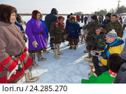 Ханты на празднике оленевода. Жеребьевка перед соревнованиями. (2012 год). Редакционное фото, фотограф Владимир Мельников / Фотобанк Лори