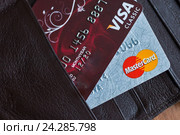 Расчетные банковские карты Visa и Mastercard (2016 год). Редакционное фото, фотограф Victoria Demidova / Фотобанк Лори