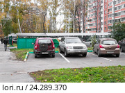 Парковка во дворе на улице Молодцова в Северном Медведково (2012 год). Редакционное фото, фотограф Алёшина Оксана / Фотобанк Лори