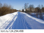 Зимняя дорога, идущая вдоль села. Ленинградская область (2013 год). Стоковое фото, фотограф Солодовникова Елена / Фотобанк Лори