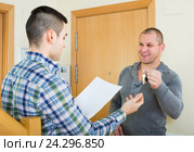 Realtor giving keys to flat owner. Стоковое фото, фотограф Яков Филимонов / Фотобанк Лори