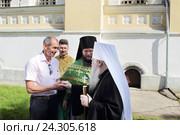 Игумен Николо-Берлюковского монастыря Евмений (Лагутин) встречает митрополита Крутицкого и Коломенского Ювеналия (2016 год). Редакционное фото, фотограф Дмитрий Неумоин / Фотобанк Лори