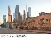 Москва, улица Антонова-Овсеенко осенним вечером. Редакционное фото, фотограф Овчинникова Ирина / Фотобанк Лори
