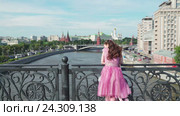 Концепт. Современная жизнь. Молодая девушка мечтает о будущем. Москва, Кремль. Стоковое видео, видеограф Vladimir Botkin / Фотобанк Лори