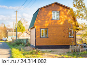 Новый деревянный дом с ломаной крышей, крытой ондулином. Стоковое фото, фотограф Сергей Дубров / Фотобанк Лори
