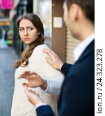 Man does not succeed in getting acquainted with girl. Стоковое фото, фотограф Яков Филимонов / Фотобанк Лори