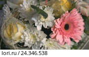 A beautiful bouquet of flowers from chrysanthemums. Стоковое видео, видеограф worker / Фотобанк Лори