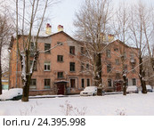 Старый трехэтажный дом, построенный пленными немцами. Санкт-Петербург, Дачный проспект (2016 год). Редакционное фото, фотограф ViktoriiaMur / Фотобанк Лори