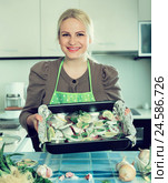 woman with fish in pan. Стоковое фото, фотограф Яков Филимонов / Фотобанк Лори