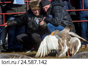 Хозяева гусей смотрят за боями своих питомцем во время традиционных гусиных боев в городе Суздале Владимирской области во время празднования Масленицы, Россия (2016 год). Редакционное фото, фотограф Николай Винокуров / Фотобанк Лори