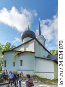 Группа туристов у стен старинного Успенского собора,1569. Святогорский Святоуспенский монастырь, Пушкинские горы, Псковская область, Россия. (2016 год). Редакционное фото, фотограф Сергей Васильев / Фотобанк Лори