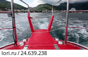 Красная субмарина выходит в открытое море на экскурсию. Лодка с прозрачным дном. Будва, Черногория. Стоковое видео, видеограф Кекяляйнен Андрей / Фотобанк Лори