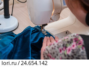 Женщина пришивает замок в юбку на швейной машине. Стоковое фото, фотограф Катерина Белякина / Фотобанк Лори