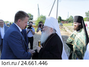 Глава Коломенского района А. В. Ваулин встречает митрополита Ювеналий у храма в селе Шкинь Коломенского района (2016 год). Редакционное фото, фотограф Дмитрий Неумоин / Фотобанк Лори