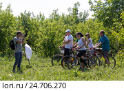 Фотограф фотографирует группу велосипедистов. Самарская Лука (2014 год). Редакционное фото, фотограф Михаил Синякин / Фотобанк Лори