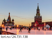 Новогодний каток на Красной площади. ГУМ-каток зимним вечером. Москва (2016 год). Редакционное фото, фотограф Владимир Устенко / Фотобанк Лори