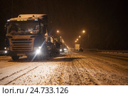Грузовой автомобиль Scania стоит в пробке из грузовиков на ночной зимней трассе М10 (2016 год). Редакционное фото, фотограф Кекяляйнен Андрей / Фотобанк Лори