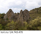 Вдоль дороги в крымских горах встречаются каменные глыбы причудливой формы. Стоковое фото, фотограф Игорь Кириленко / Фотобанк Лори