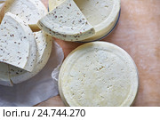 Домашний деревенский сыр, натуральный и чистый продукт. Стоковое фото, фотограф Юлия Зайцева / Фотобанк Лори