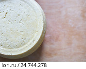 Домашний натуральный сыр, экологически чистый фермерский продукт. Стоковое фото, фотограф Юлия Зайцева / Фотобанк Лори