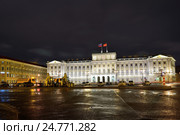 Строительная техника перед Законодательным Собранием Санкт-Петербурга ночью. Стоковое фото, фотограф Максим Мицун / Фотобанк Лори